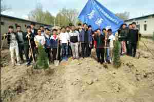 兽医系志愿者开展“学雷锋”植树活动