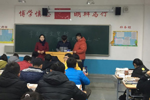 兽医系师生为畜牧系15级患病学生胡凤萍捐款